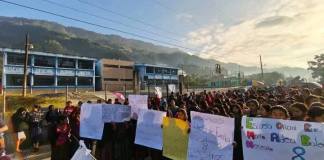 Madres y padres de familia frente a la Escuela en Aldea Baleu. Foto La Hora: Saquixim