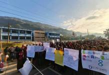San Cristóbal Verapaz: levantan bloqueos en demanda de maestros para escuela Madres y padres de familia frente a la Escuela en Aldea Baleu. Foto La Hora: Saquixim