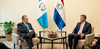 Bernardo Arévalo sostuvo una reunión bilateral con el mandatario de Paraguay, Santiago Peña, en la cual abordaron temas migratorios y de desarrollo para ambas naciones.