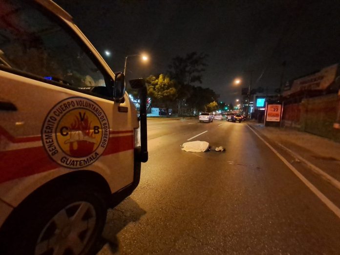 Bomberos Voluntarios reportaron el fallecimiento de un hombre de 25 años tras colisionar contra un vehículo en la Calzada Roosevelt.