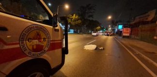 Bomberos Voluntarios reportaron el fallecimiento de un hombre de 25 años tras colisionar contra un vehículo en la Calzada Roosevelt.