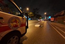 Choque de motocicleta y automóvil deja un fallecido en la Calzada Roosevelt Bomberos Voluntarios reportaron el fallecimiento de un hombre de 25 años tras colisionar contra un vehículo en la Calzada Roosevelt.