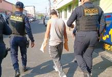 Alias "El patojo" remitido por presuntamente participar en ataque armado en zona 1. Foto La Hora: PNC