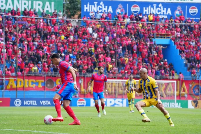 En un partido cargado de emociones y decisiones arbitrales cuestionadas, Municipal se impuso 2-1 ante Cobán y se mantiene como líder del torneo.