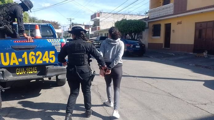 PNC captura sospechosa de ser cómplice de un robo de una camioneta en San Cristóbal. Foto La Hora: PNC