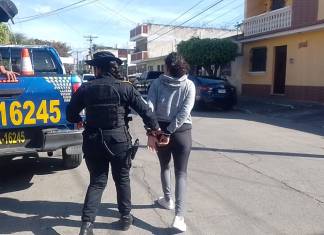 PNC captura sospechosa de ser cómplice de un robo de una camioneta en San Cristóbal. Foto La Hora: PNC
