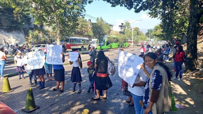 PMT de Villa nueva registra un bloqueo en el bulevar Cenma debido a la protesta de padres de familia, quienes exigen catedráticos para una escuela de la zona.