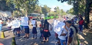 PMT de Villa nueva registra un bloqueo en el bulevar Cenma debido a la protesta de padres de familia, quienes exigen catedráticos para una escuela de la zona.