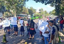 Cierran el bulevar Cenma en protesta contra la falta de maestros en escuela PMT de Villa nueva registra un bloqueo en el bulevar Cenma debido a la protesta de padres de familia, quienes exigen catedráticos para una escuela de la zona.