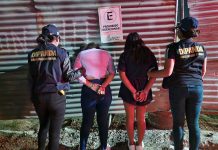 Presuntas extorsionistas capturadas tras exigir Q2 mil bajo amenazas en Villa Canales Agentes de la PNC capturaron a dos mujeres, quienes se disponían a recoger un paquete que simulaban ser Q 2 mil, dinero proveniente de presuntas extorsiones.