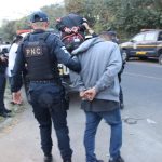 Agentes de la comisaría 14 capturando a dos presuntos asaltantes en la zona 7. Foto La Hora: PNC