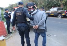 PNC frustra asalto en la zona 11 y captura a los sospechosos tras persecución Agentes de la comisaría 14 capturando a dos presuntos asaltantes en la zona 7. Foto La Hora: PNC