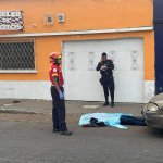 Autoridades reportaron el fallecimiento de una persona, así como el traslado de otra herida, tras un enfrentamiento armado suscitado la colonia La Florida.