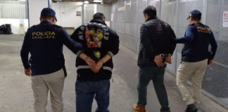 Autoridades policiales capturaron a dos personas, quienes fueron deportados por delitos de asesinato y uso de documentos falsificados.
