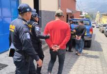 Presuntos usureros detenidos en Ciudad Vieja, Sacatepéquez. Foto La Hora: PNC