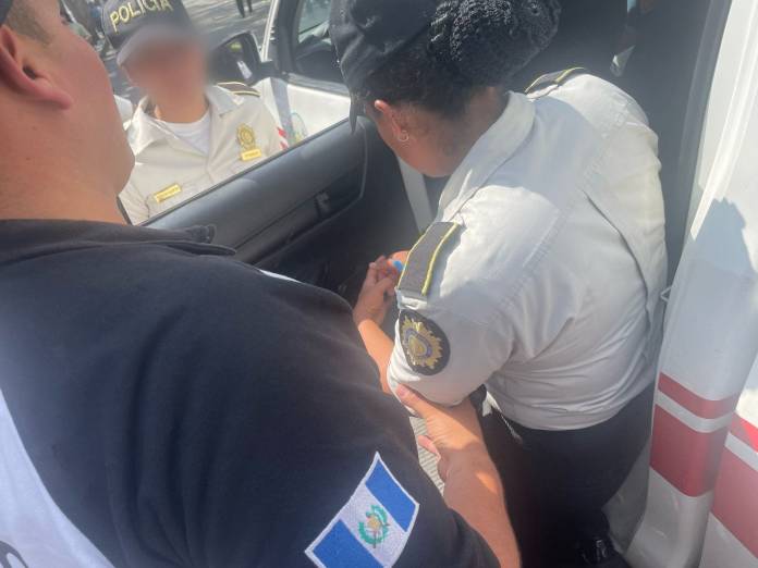 Dos agentes de la PNC heridas durante los disturbios en la 18 calle de la zona 1. Foto La Hora: PNC.