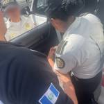 Dos agentes de la PNC heridas durante los disturbios en la 18 calle de la zona 1. Foto La Hora: PNC.