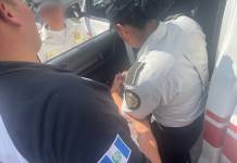 Dos agentes de la PNC heridas durante los disturbios en la 18 calle de la zona 1. Foto La Hora: PNC.