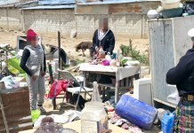 Niña que vivía en un basurero municipal en Totonicapán es rescatada por la PGN Foto La Hora: PGN