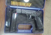 Lo que se sabe del estudiante de 14 años que fue detenido por llevar un arma al colegio La policía Nacional Civil, se hizo presente al centro escolar y le decomisó un arma al estudiante. Foto la Hora: PNC
