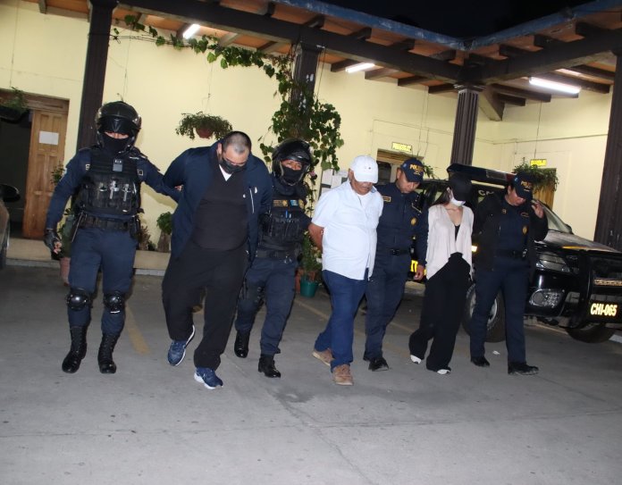 3 nicaragüenses fueron capturados en Chimaltenango por el delito de estafa. Foto La Hora: PNC.