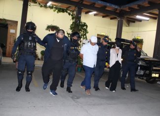 3 nicaragüenses fueron capturados en Chimaltenango por el delito de estafa. Foto La Hora: PNC.