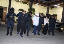 Nicaragüenses pretendían comprar un teléfono de alta gama con una tarjeta de crédito que no les pertenecía 3 nicaragüenses fueron capturados en Chimaltenango por el delito de estafa. Foto La Hora: PNC.