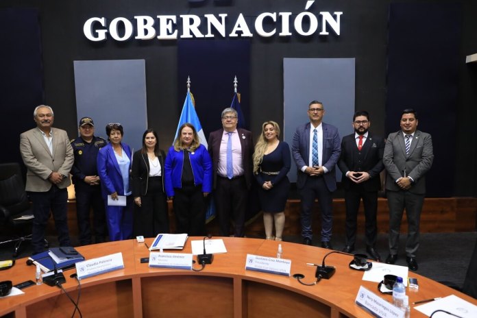 El ministro de Gobernación, Francisco Jiménez, atendió a la comisión legislativa de Gobernación. Foto: Congreso de la República
