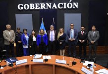 Afinan iniciativas de ley para regular portación de armas largas y juzgar a menores vinculados a pandillas El ministro de Gobernación, Francisco Jiménez, atendió a la comisión legislativa de Gobernación. Foto: Congreso de la República