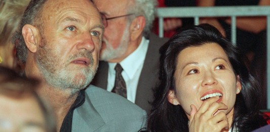 Actor Gene Hackman con su esposa Betsy Arakawa 1993. Foto La Hora: AP