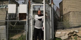 Palestino ganador del Oscar, Hamdan Ballal, es liberado por autoridades Israelíes. Foto La Hora: AP