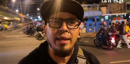 Iván Santos, líder del bloqueo ubicado en el Periférico frente a la colonia La Bethania. Foto La Hora. Fabricio Alonzo.