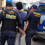 VIDEO: Captan momento en que un presunto asaltante se escapa a agentes policiales