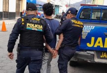 VIDEO: Captan momento en que un presunto asaltante se escapa a agentes policiales
