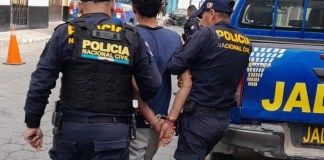 VIDEO: Captan momento en que un presunto asaltante se escapa a agentes policiales
