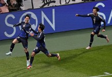 El japonés Daichi Kamada (izquierda) celebra con sus compañeros Takefusa Kubo (centro) y Kaoru Mitoma (derecha) tras anotar el primer gol del partido de clasificación para la Copa del Mundo entre Japón y Baréin en el Estadio Saitama, en Saitama, Japón, el jueves 20 de marzo de 2025. Foto La Hora: AP.