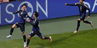 El japonés Daichi Kamada (izquierda) celebra con sus compañeros Takefusa Kubo (centro) y Kaoru Mitoma (derecha) tras anotar el primer gol del partido de clasificación para la Copa del Mundo entre Japón y Baréin en el Estadio Saitama, en Saitama, Japón, el jueves 20 de marzo de 2025. Foto La Hora: AP.