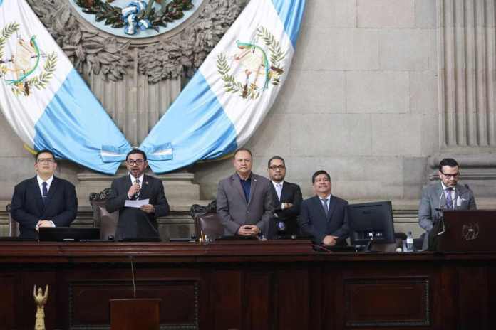 El primer vicepresidente del Congreso, Jorge Castro, responde por la petición de ciudadanos de dar marcha atrás del aumento de sueldo a los diputados. Foto: Congreso de la República