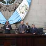 El primer vicepresidente del Congreso, Jorge Castro, responde por la petición de ciudadanos de dar marcha atrás del aumento de sueldo a los diputados. Foto: Congreso de la República
