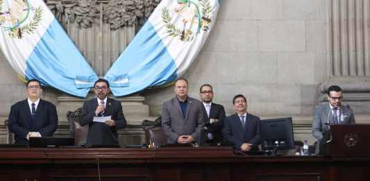 El primer vicepresidente del Congreso, Jorge Castro, responde por la petición de ciudadanos de dar marcha atrás del aumento de sueldo a los diputados. Foto: Congreso de la República