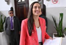 La diputada Karina Paz se pronuncia por el amparo que la separa del bloque VOS. Foto: La Hora / Fabricio Alonzo