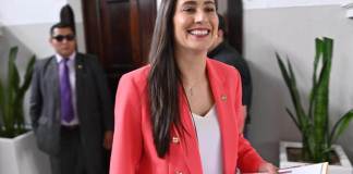 La diputada Karina Paz se pronuncia por el amparo que la separa del bloque VOS. Foto: La Hora / Fabricio Alonzo