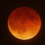 «Luna de Sangre», fenómeno que se produce cuando la luna se alinea con el sol y la Tierra.