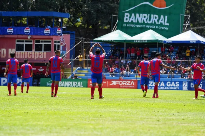 Este miércoles y jueves se disputó la jornada 12 del torneo Clausura, con la cual dio inicio a la segunda vuelta del presente torneo, Foto La Hora: Oficial Rojos del Municipal.