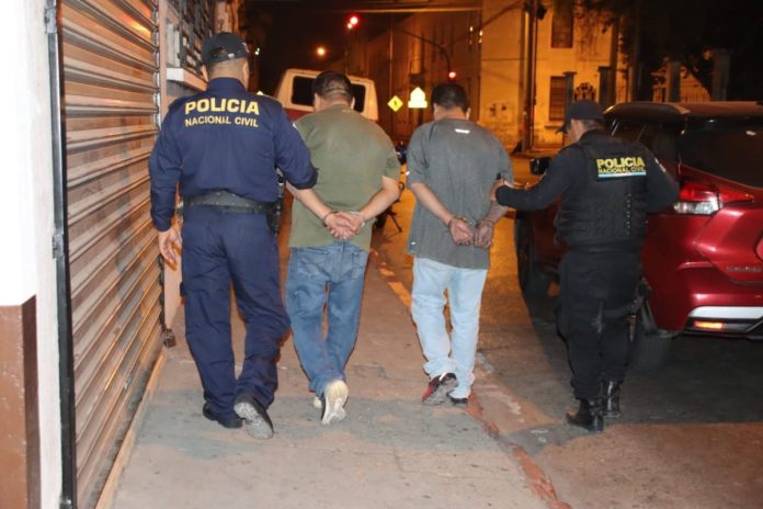 Siendo sorprendidos saqueando una bodega de ropa, fueron capturados dos presuntos integrantes de banda de saqueadores “Los Quichelenses”.