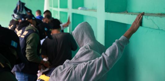 Los «White Fance», descubren a grupo de extorsionistas durante allanamiento en Pavoncito