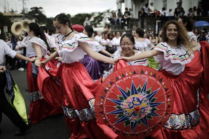 Fotografía de archivo en la que se registró a un grupo de estudiantes de escuelas costarricenses al sonreír, durante un desfile por el Día de la Independencia, en San José (Costa Rica). EFE/Jeffrey Arguedas