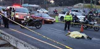 Bomberos Voluntarios informaron acerca del fallecimiento de una mujer, quien tras colisionar contra un bus de transporte extraurbano mientras conducía en su motocicleta