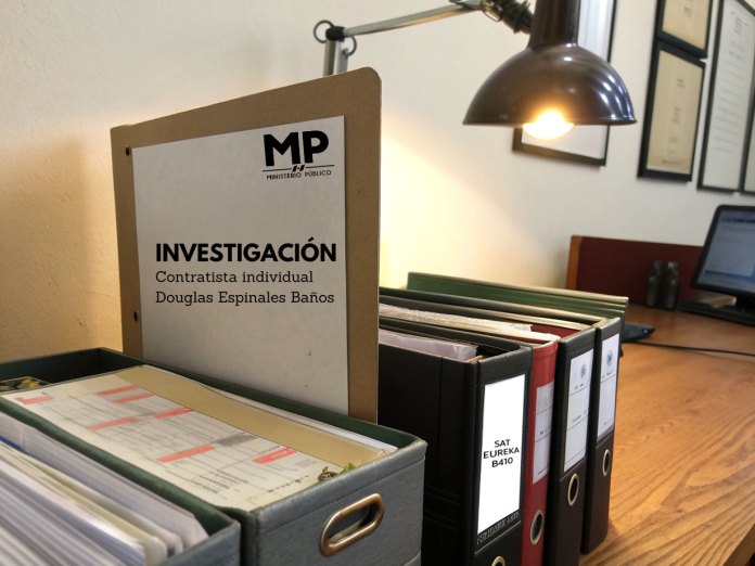 Foto de folders de nota sobre contratista individual