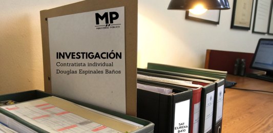 Foto de folders de nota sobre contratista individual